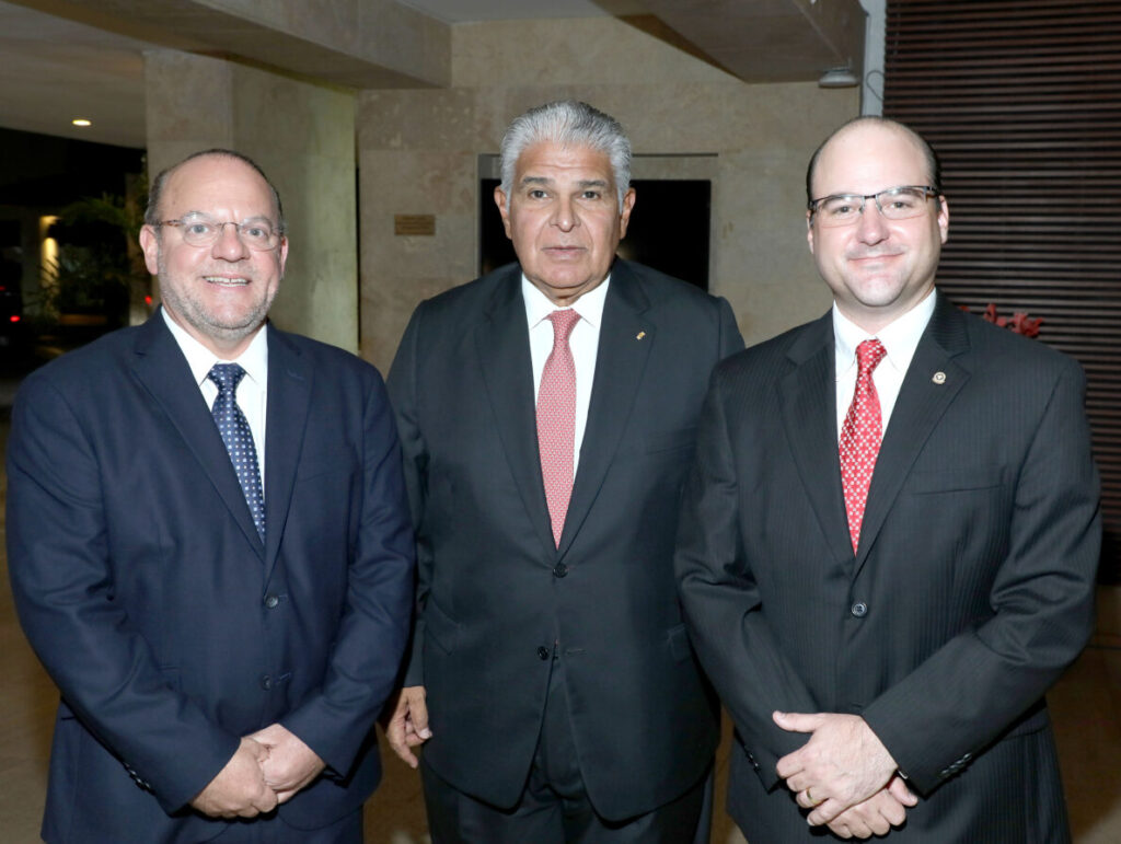 Juan A. Arias, toma posesión como presidente de la CCIAP