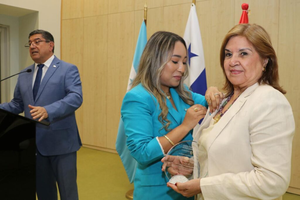 La Embajada de Honduras en Panamá Reconoce a Melva Quintero, CEO de Momentos Magazine, por su Impacto en la Diplomacia Cultural